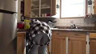 خادمة مسلمة تركية تتيح لرئيسها قرنية أن يمارس الجنس مع الأحمق لها في المطبخ
