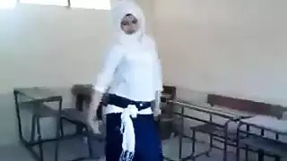 طالبة ثانوي محجبة ترقص مع زمايلها في الفصل ويلسبنو مع بعض