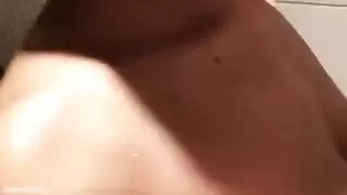 مفلس جدًا تصنع شريطًا جنسيًا للهواة محلي الصنع