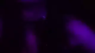 مربوطة في غرفة الظلام مع هزاز ليل