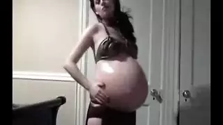 سيدة عربية حامل على كاميرا ويب