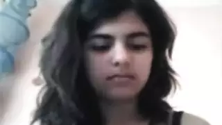 فتاة عربية تظهر جسدها المذهل وتلعب على كام