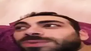 الرجل التركي بالإصبع فتاته