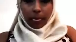 لبوه اوى سمرا وهايجه من اسوان كسها مولع بتريحه بطريقتها