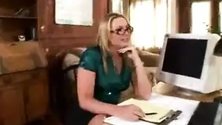 سيدة شقراء حريصة على ممارسة الجنس الشرجي ، على الرغم من أن زوجها في مكتبه