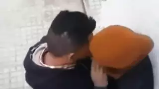 التقطت الكاميرا الخفية امرأة في الحجاب امتص صديق في الشارع