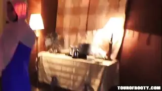 جولة في الغنائم الجنود الأمريكيين يستمتعون بصحبة امرأة عربية مثيرة