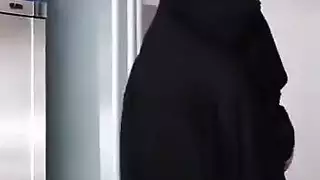 العربية كبيرة الثدي وقحة