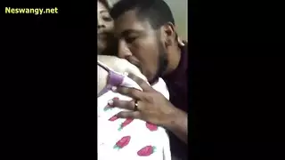 ناصف مع لبوه معلقها من النت يفشخ اللبوه ويهديلها كسها الممحون