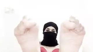 الحجاب العربي فتاة النقاب المسلمة تظهر أقدام مثيرة باطن، أصابع القدم، صنم القدم، أقدام فتاة عربية ناعمة مثالية