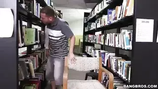 ألسنة اللسان بين الرفوف في المكتبة