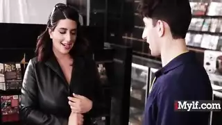 رأيتك تراقبني آخر مرة كنت هنا مع زوجي