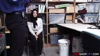مراهق عربي بزاز كبيرة تم القبض عليه وهو يسرق من قبل الأمن