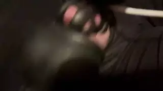 علق مسمار في الأسود يصبح غريبًا مع مؤخرته وهزازه