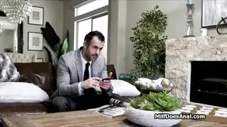 يقوم مدرس علم الجنس بإجراء اختبار جنسي مع مجموعة من الرجال السود