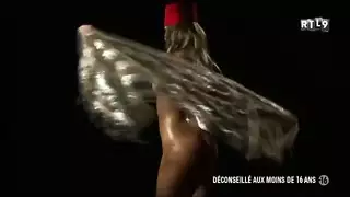 فتاة عارية لطيفة في قبعة تركية