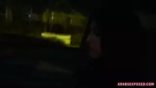 العرب المكشوفون كانت فتاة مسلمة مثيرة على حظها ، لذا أتقدم لتقديم المساعدة للديك