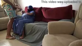 زوجة تركية مسلمة تنزعج عندما يعرض زوجها الديك الكبير