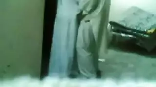 عامل باكستاني يمارس اللواط مع الكفيل السعودي