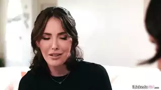 زوجة الأب مفلس تعتني بأبناء الزوج بي بي سي