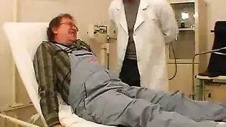طبيبة تهيج زب المريض الكبير في السن و تلعب به حتى تسخنه