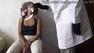 امرأة تركية تنزعج عندما يظهر طبيب أفريقي قضيبه الأسود الكبير