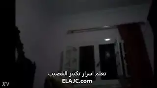 مثير عربي يتحدث ومذابح مع الصبي السعودي الديك الكبير
