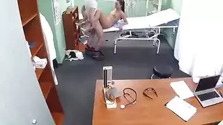 ممرضة متعرج في الغش الموحد على مريضها بالضبط كيف تريد ذلك