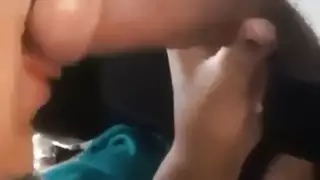 امرأة محجبة تمتص ديك كبير في السيارة