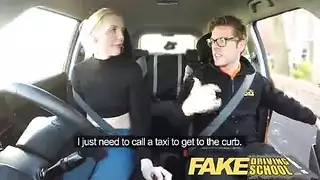 درس الجنس في السيارة مع فتاة شقراء