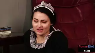 خادمة فيمدوم المهيمنة في جوارب تثير رئيسها مع بوسها الرطب بينما يهتز على جسدها المثير