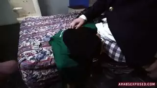فتاة عربية ملبسة تدفع لامتصاص الديوك