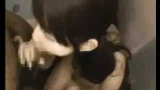 امرأة سمراء يابانية جميلة تمتص سجق صديقتها قبل الحصول على مارس الجنس في سريره الضخم