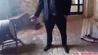 العربي يأخذ الديك النابض في كس شعر