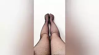 أخت الساخنة في جوارب مثيرة تضرب ساقيها الفاخرة