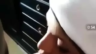 محجبة خبرة في رضاعة زب مختون بدون ماتستعمل ايدها