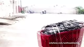 الأبنوس تمتص في الأماكن العامة