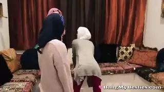 فاتنة في سن المراهقة العربية قرنية تتحدى دينهم لمشاركة الديك الأسود الكبير