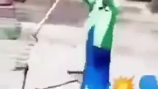 امرأة تحلق مع تعليق باللغة العربية