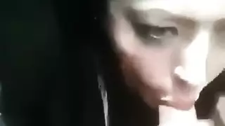 شرموطة جزائرية ترضع الزب في المقعد الخلفي لسيارة
