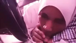 محجبة تمص امريكي حتى القذف في حلقها النجس