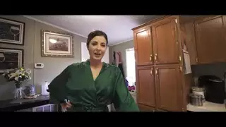 الأظافر الشاب يصبح حميما مع زوجة الأب: كوكو فاندي وهيلانة برايس