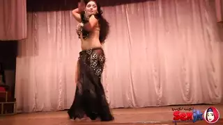 راقصة عربية تفتح الشهية بشهد حركاتها علي المسرح