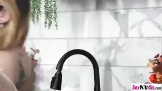 الأخ غير الشقيق مارس الجنس مع أخوات غير شقيقات في الديك الرومي وتمتعت فاتنة بالشغف في الغوص