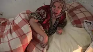 هذه الجدة التركية منحرفة !!! بدأت بالتبول أمام ابن زوجها