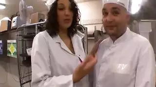 النادلة العربية تضاجع الشيف في مطعمه !!! الهواة الفرنسية