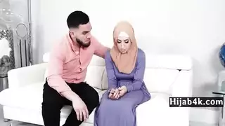 خادمة في الحجاب اشتعلت السرقة البنفسجي الأحجار الكريمة