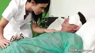ممرضة ركوب المريض ورئيسه