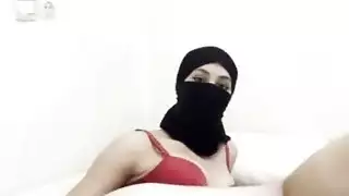 فتاة عربية خجولة الحجاب في النقاب يستمني ببطء ويفرك بوسها العصير