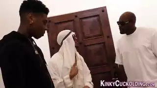 زوجة عربية تمتص قضيب أسود